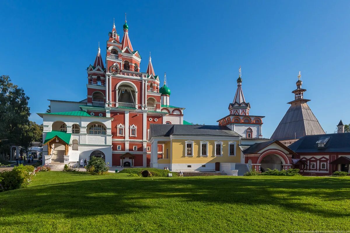 Саввино-Сторожевский монастырь. Звенигород, Московская область. Звенигород Саввино-Сторожевский монастырь окрестности. Савинно Сторожеский монастырь \. Звенигород достопримечательности монастырь Саввино Сторожевский. Савино московская