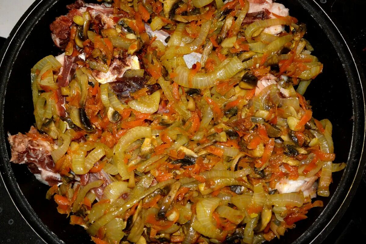 Как пожарить картошку с луком и морковью. Блюда с жареным луком. картошка с луком и морковью на сковороде. жареная картошка с морковью. жареная картошка с морковкой и луком.