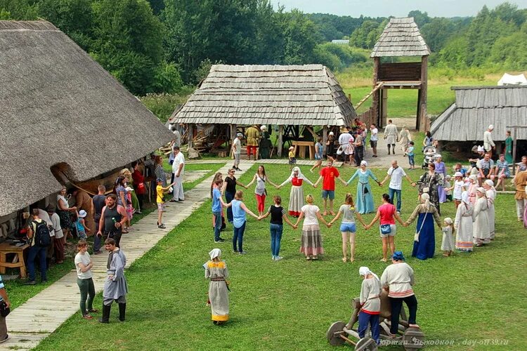 Парк музей ушкуй в калининграде. Ушкуй парк калининград. Музей средневековое городище ушкуй. Музей «щурово городище». Музей средневековое городище ушкуй.