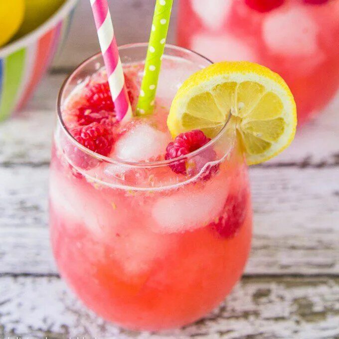 Лимонад "Raspberry Lemonade". Холодный коктейль. Коктейль со льдом. Трубочки для коктейля. Фруктовый лимонад