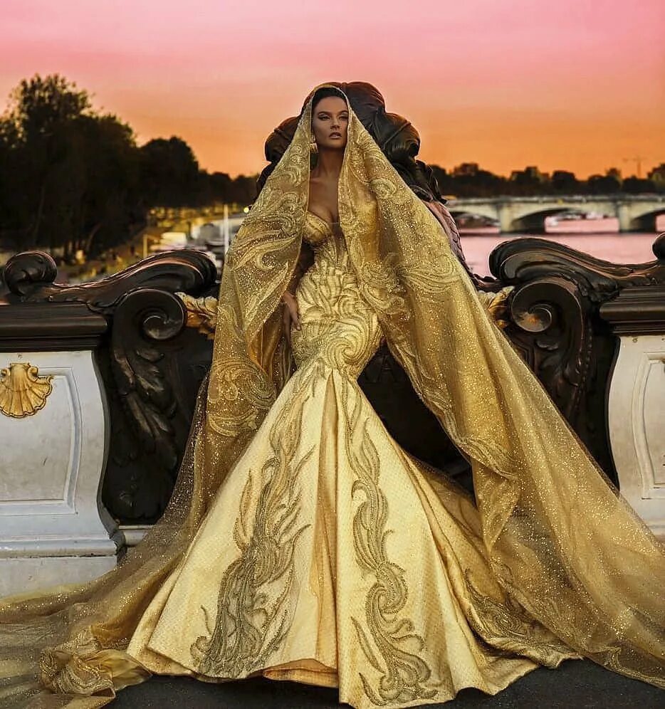 Цыганская невеста в золотом платье. Золотое пышное платье. Золотое свадебное платье. Роскошное золотое свадебное платье. Золотое свадебное.