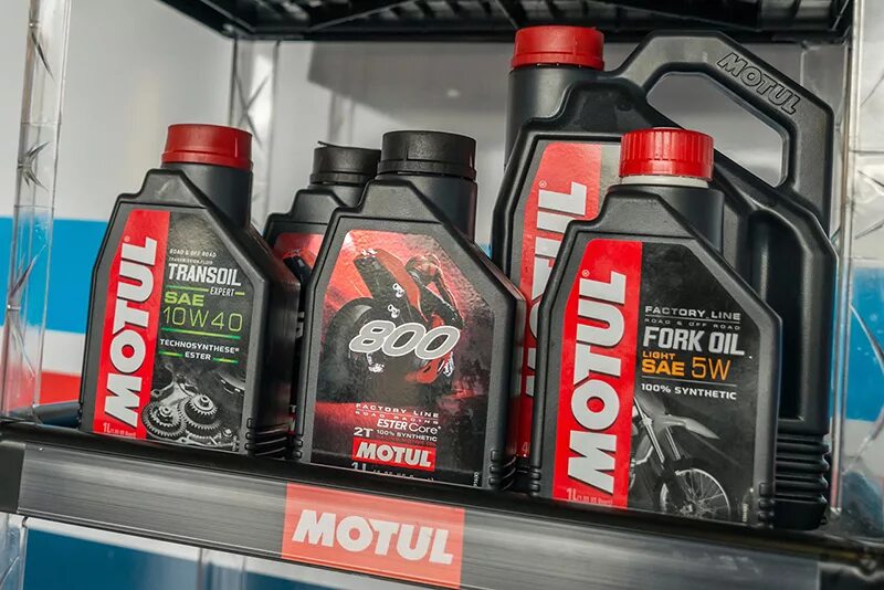 Масло мотюль оригинал. Motul. Масла и смазки Motul. Motul реклама. Motul баннер.