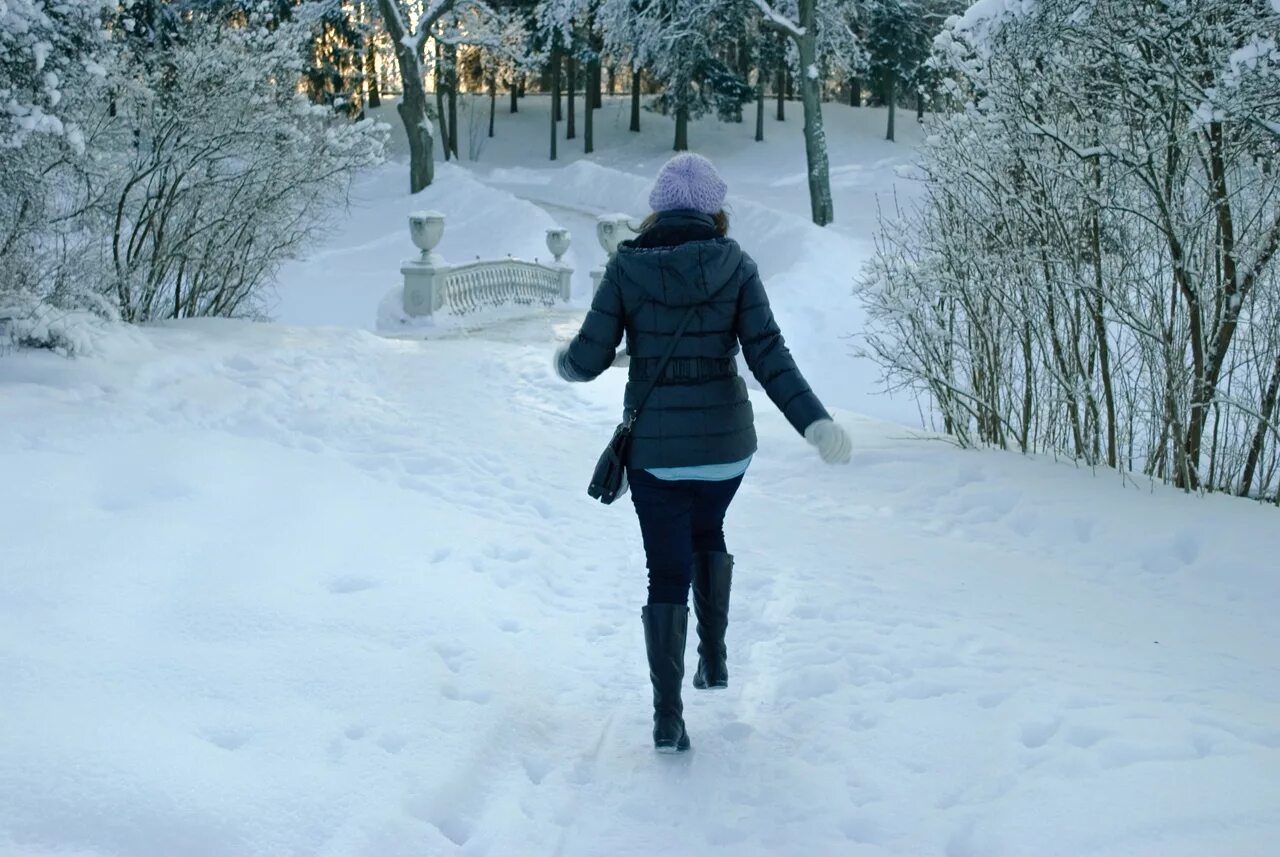 девушка со спины зимой на улице. девушка зимой со спины. девушка с короткими волосами зимой. женщина спиной зима. шатенки зимой со спины.