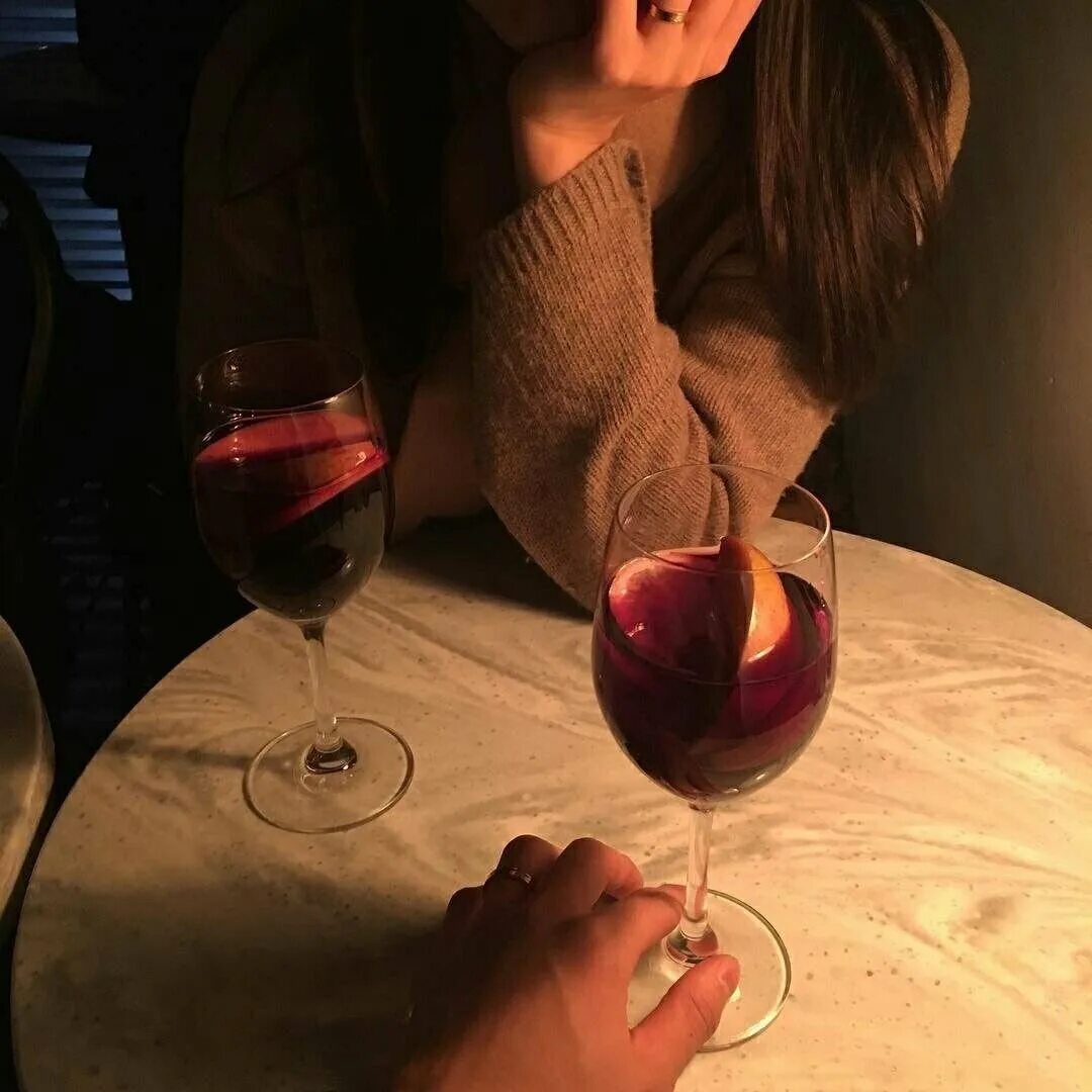 Катя Миро Буденновск. Рука с бокалом. Бокал вина. Бокал вина в руке девушки. В ее руках вино