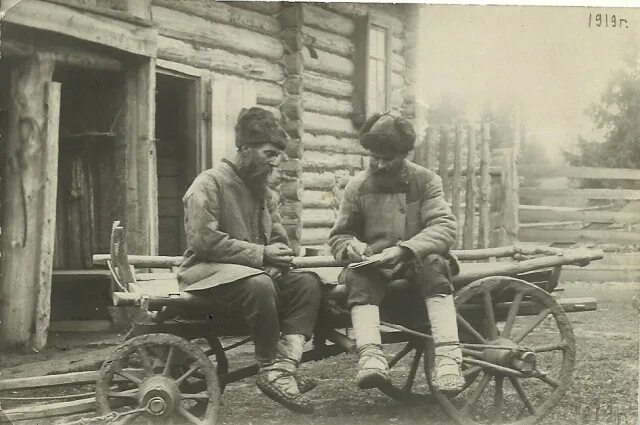 Лапти крестьян 19 века. Русские крестьяне. Крестьянин в лаптях. Крестьянин зимой в лаптях.