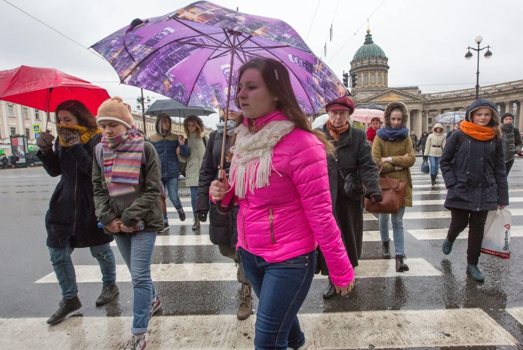 Как одеваются люди в Питере. В чем ходят в Питере. В чем ходят люди в Питере. Человек в одежде Петербург. Как одеться в калининград в марте