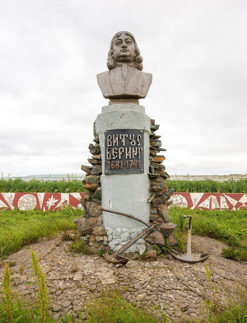 Никольское остров. Поселок Никольское Командорские острова. Памятник Витусу Берингу в селе Никольское на острове Беринга. Остров Витуса Беринга село Никольское. Памятник Витусу Берингу на острове Беринга.