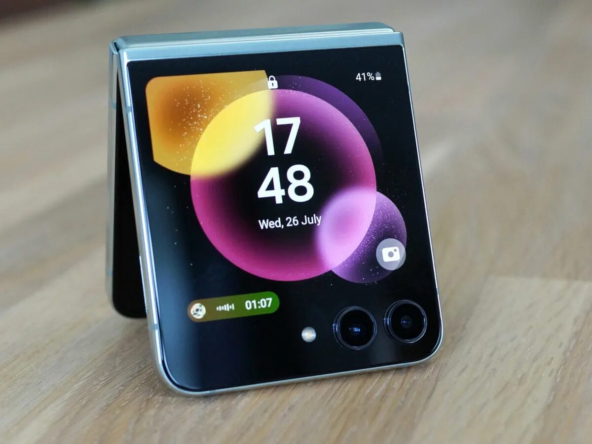 Galaxy flip 6. Motorola RAZR 40 Ultra. Айфон 14 концепт. Концепты iphone 14 Pro под управлением IOS 16. Motorola RAZR 40 Ultra 5g фото.