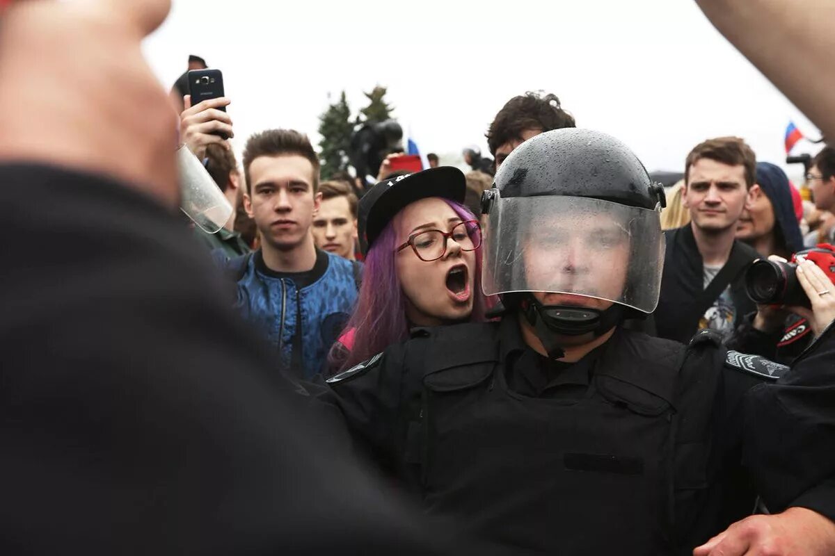 Протесты молодежи. Провокация полиции на митинге. Молодежь на митинге. Молодежь на митингах Навального. Сотрудники на митинге