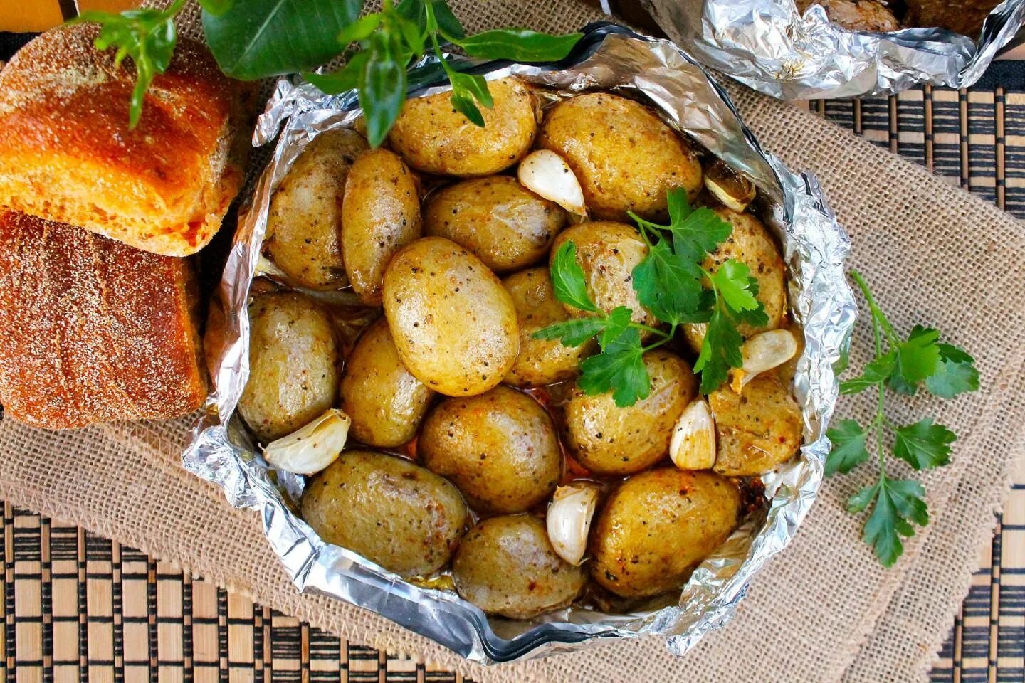 Сколько готовить картошку в углях. Картошка с салом. Картошка в тандыре. Kartoshki v tonmdire. Картошка с грибами в тандыре.