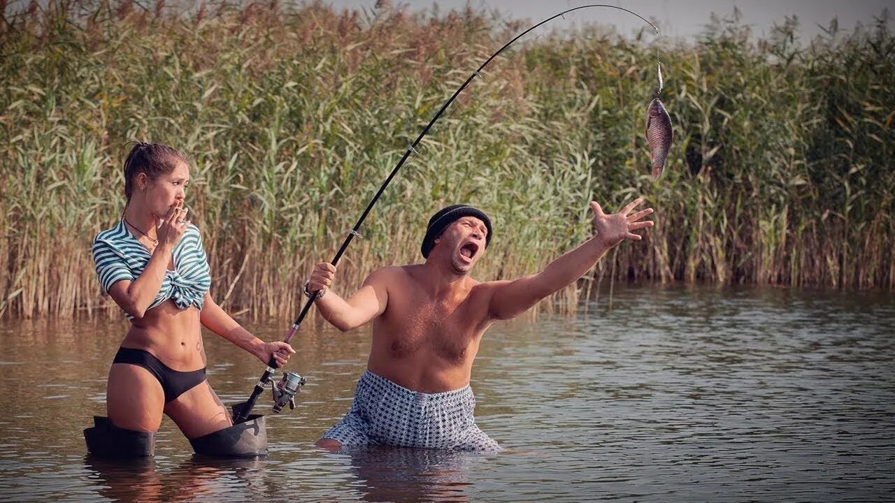 Видео подборки русских. Приколы на рыбалке. Смешные моменты на рыбалке. Мужик на рыбалке. Рыбалка приколы девушки.