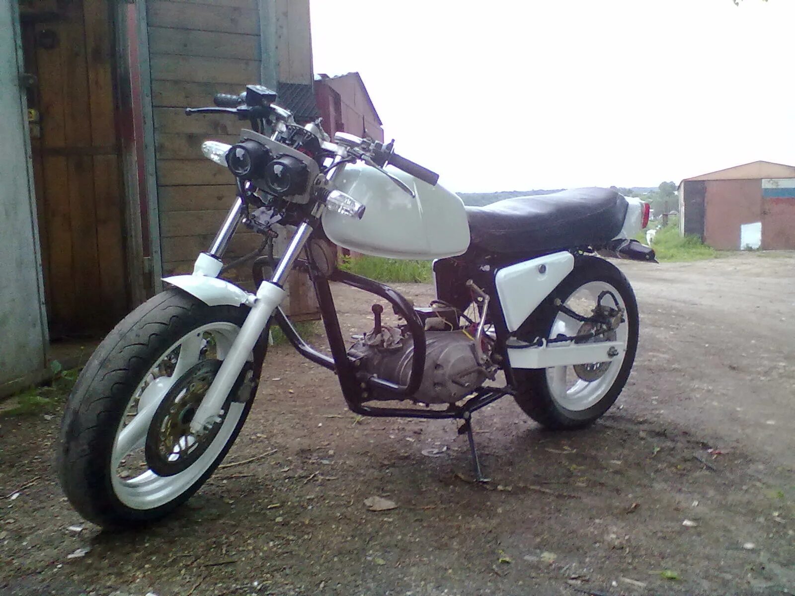 Иж юпитер 5 под спорт. Иж планета 5 cafe racer. Переделка рамы иж планета 5. Иж планета 3 переделка. Иж планета 5 чоппер.