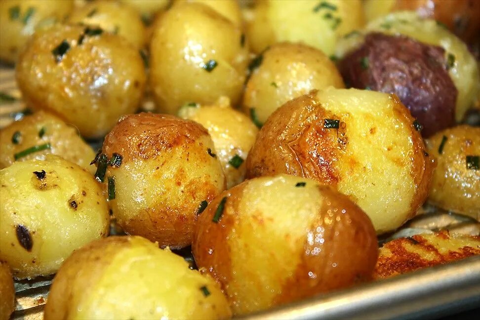 Беби картофель. Картофель Беби запеченный. Блюда из мини картофеля. Запекание мини картошки. Беби картофель запеченный в духовке.