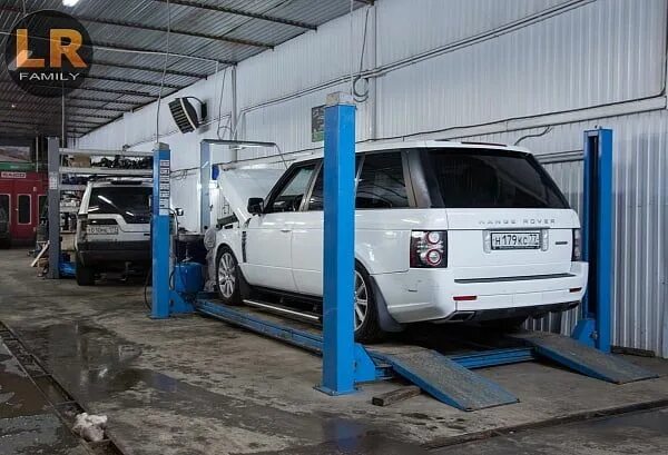 Обслуживание рендж ровер sp lr. Рендж ровер на подъемнике. Dodge nitro. Обслуживание рендж ровер sp lr. Раздавило голову рендж ровер.