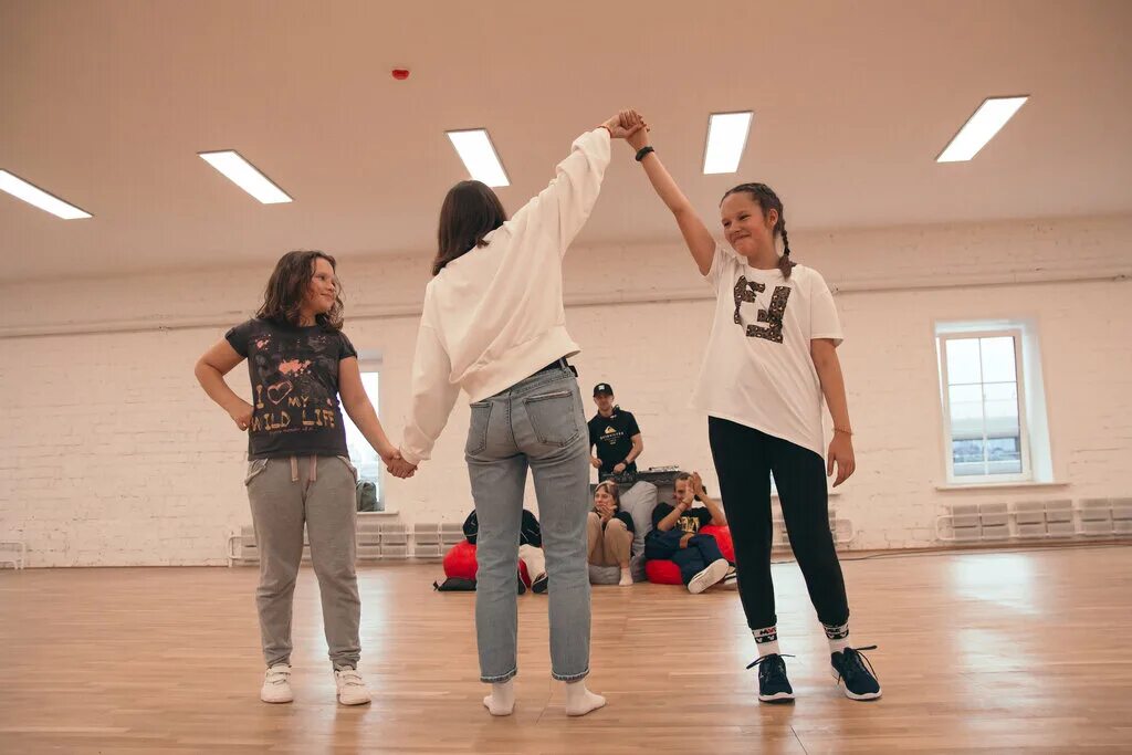 уличные танцы москва. большие танцы в школе. школьники танцуют. московская школа танец. дэнс ток самара танцевальная студия.