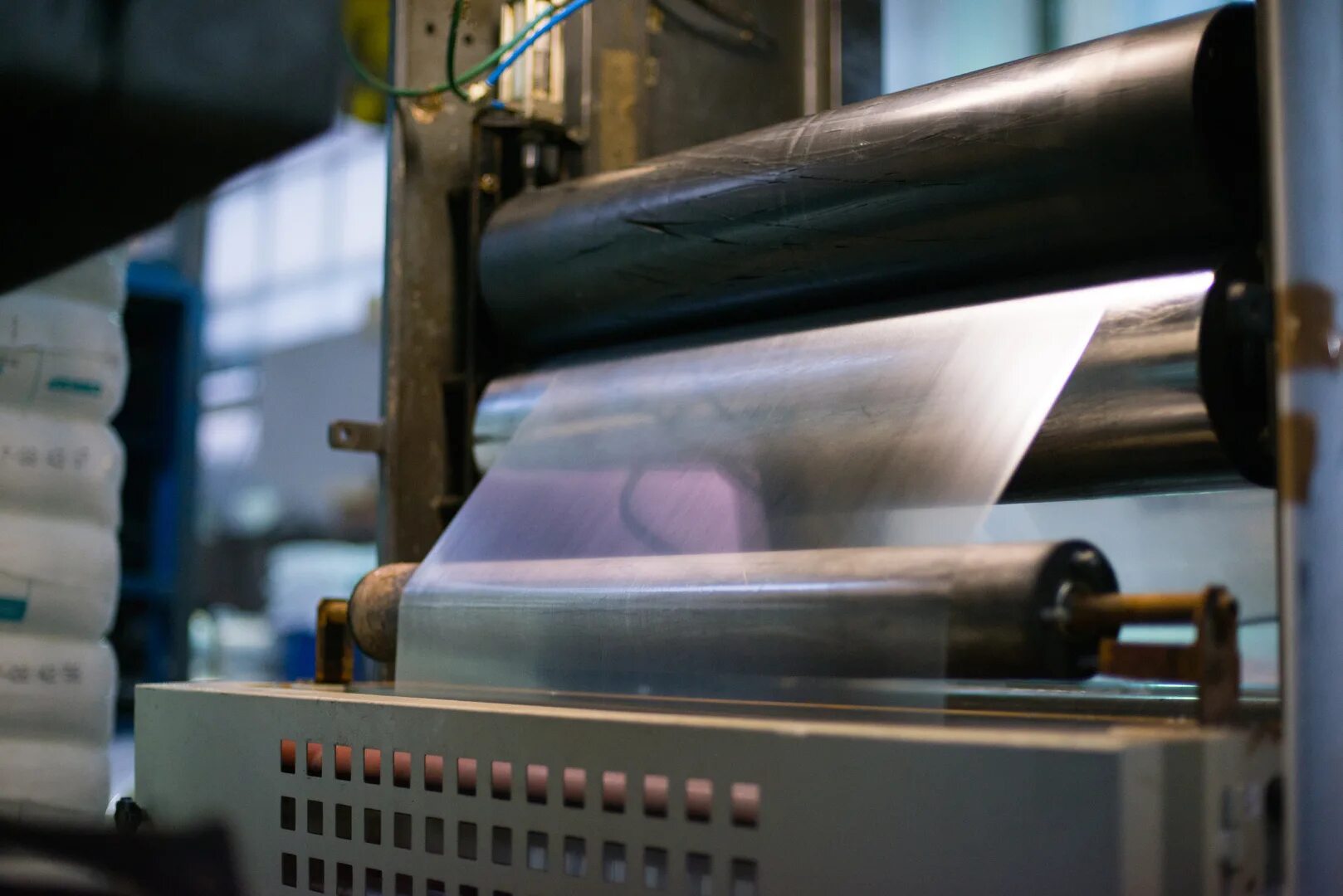 Экструдер для производства полиэтиленовой пленки типа md-e400. Полиэтиленовый материал для производства упаковок. Технология производства пленок. Завод полиэтиленовой пленки. Оборудование для производства полиэтиленовой пленки.