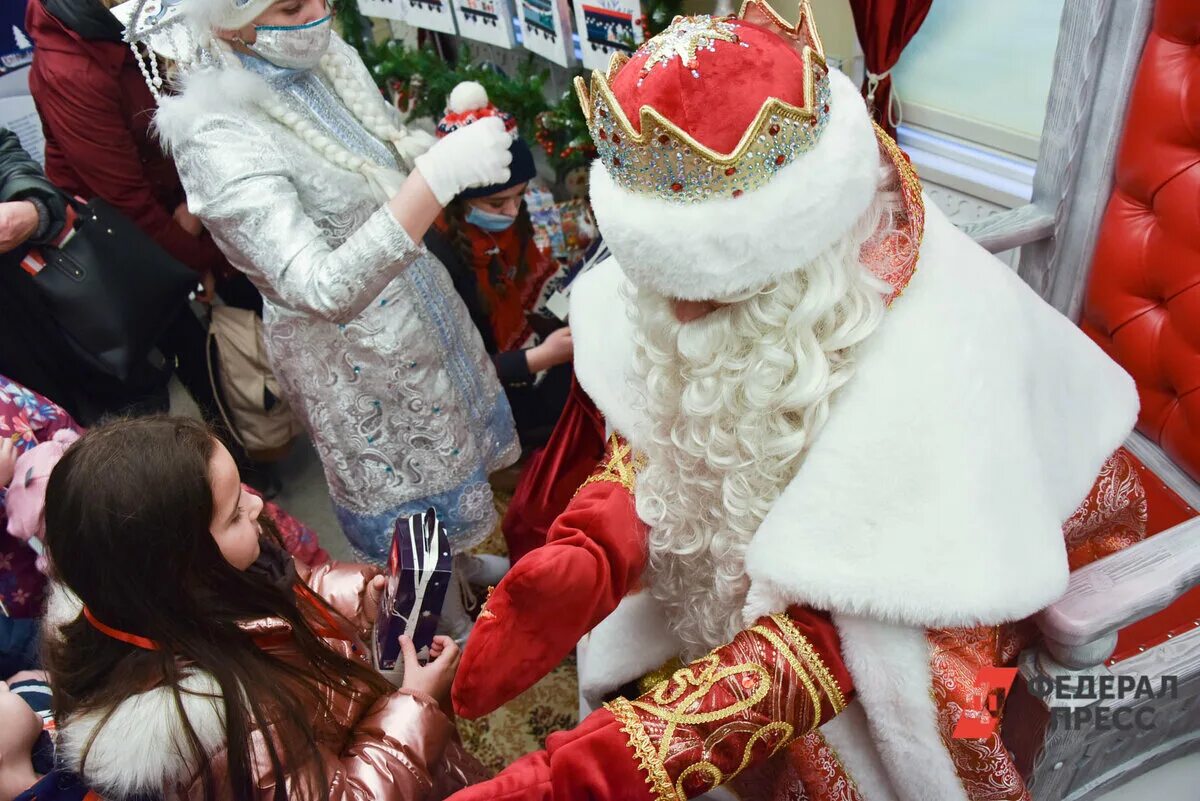 Новый год в Сибири. Безумный дед Мороз. Сибирь подарок новый год. Российский дед Мороз в Луганске.
