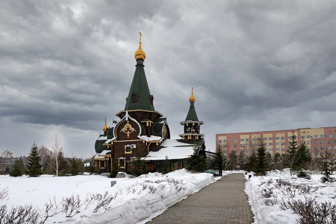 Св омск. Храм всех святых Омск. Казачий сквер Омск. Церковь всех святых Омск в Казачьем сквере. Всехсвятская кладбищенская Церковь Омск.