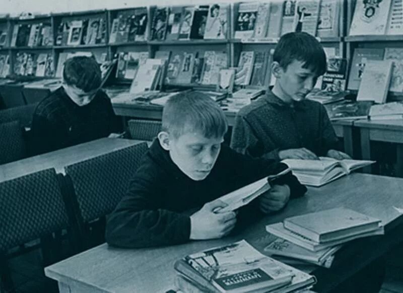 Советские люди читают газеты. Советское время читать. Советское время читать. Советское время читать. Советские дети читают книги.