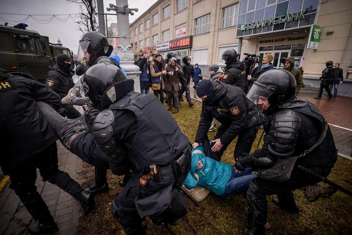 Нападения сегодня. Протесты в Беларуси задержания. Митинг Белоруссия ОМОН. День воли в Беларуси.