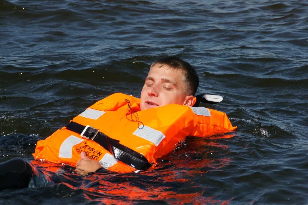 Нужен ли спасательный. Человек в спасательном жилете. Спасательный жилет на воде. Спасательные средства на воде. Спасательные средства на судне.