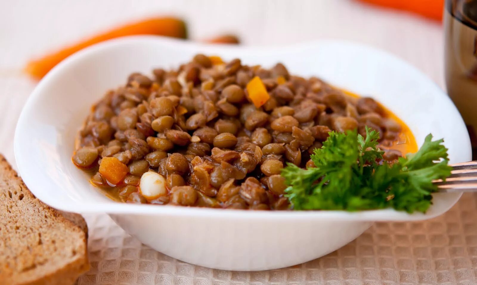 Чечевичная каша. Как полезно приготовить чечевицу. Чечевица красная каша. Как полезно приготовить чечевицу. Чечевичная каша с овощами.