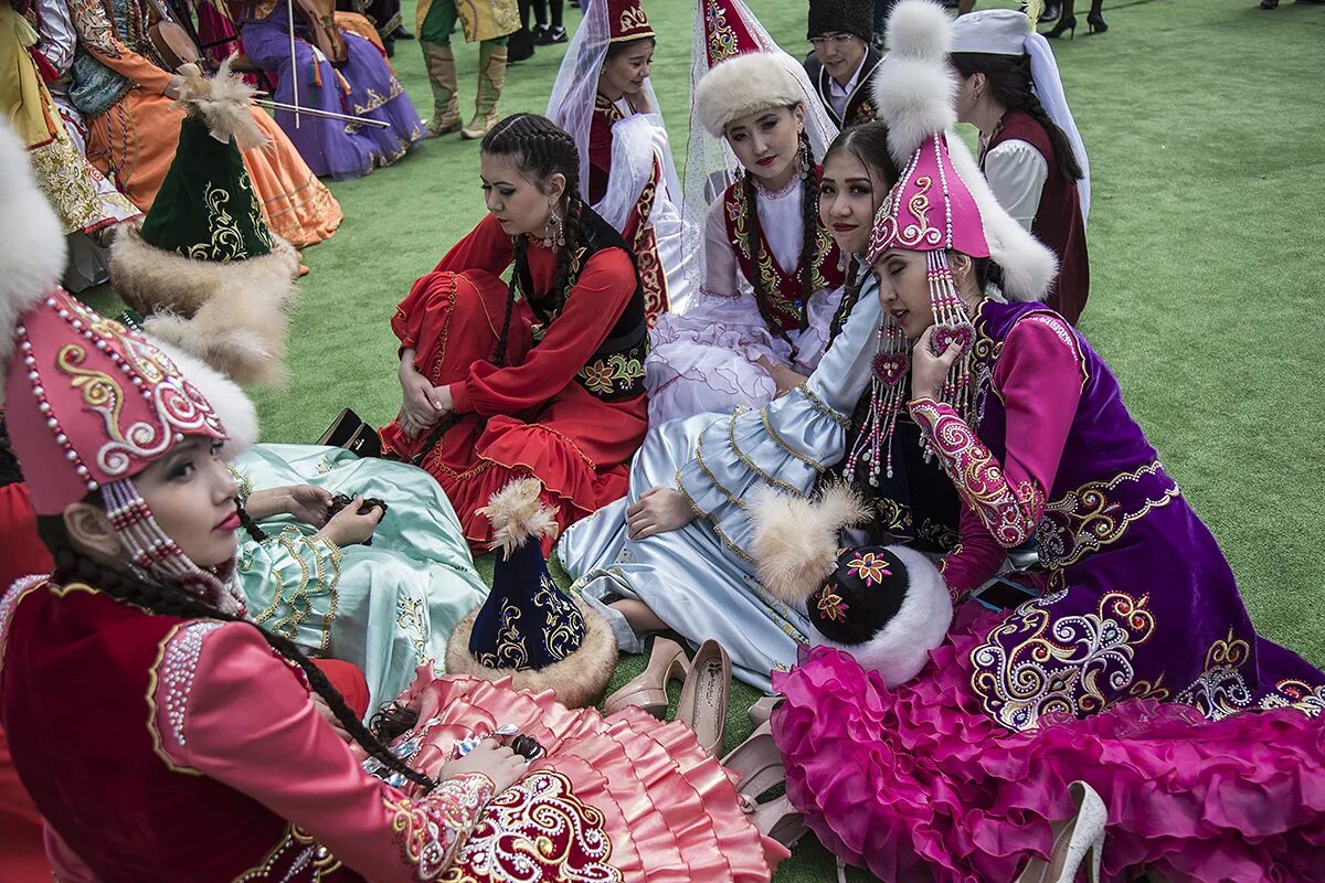 Kazakh traditional. Традиции казахов. Традиции и обычаи народов Казахстана. Традиции и обряды казахского народа. Народ казахи традиции.