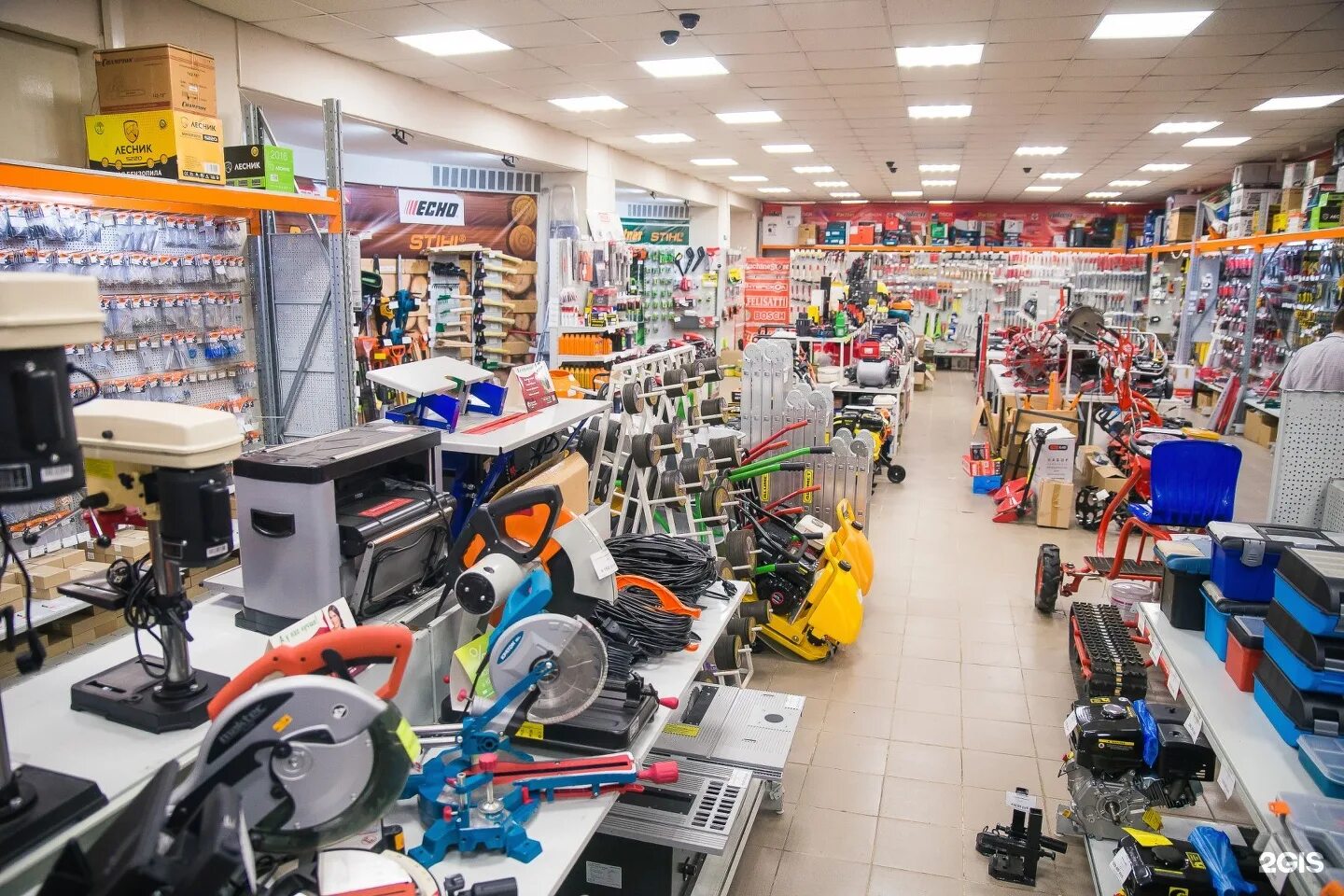 торговля розничная одеждой в специализированных магазинах. специализированные товары. торговля розничная в неспециализированных магазинах. розничная торговля. продавец женской одежды.