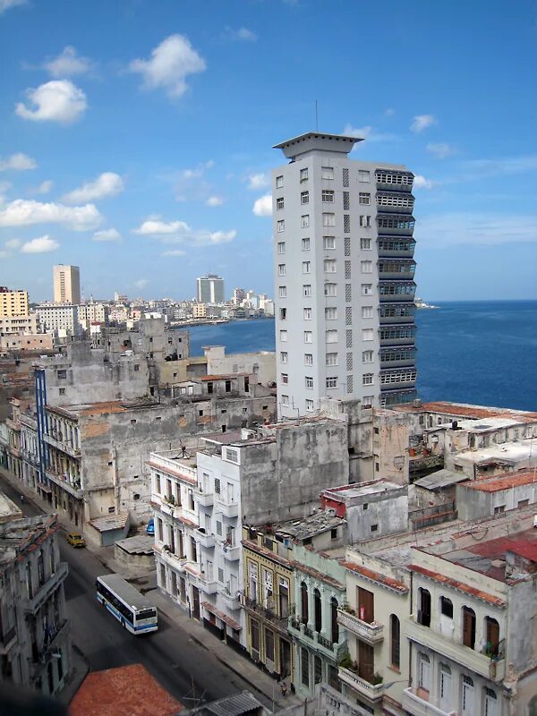 Недвижимость в Гаване Куба. Малекон Куба а4. Гавана Куба дома. Гавана дом с гробами. Частные дома на кубе