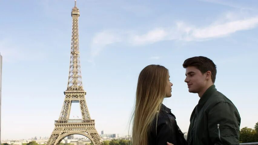 Влюбленные в париже. Париж романтическая прогулка. Эмили в париже 2 сезон алфи. Эмили и алфи. Date in paris.