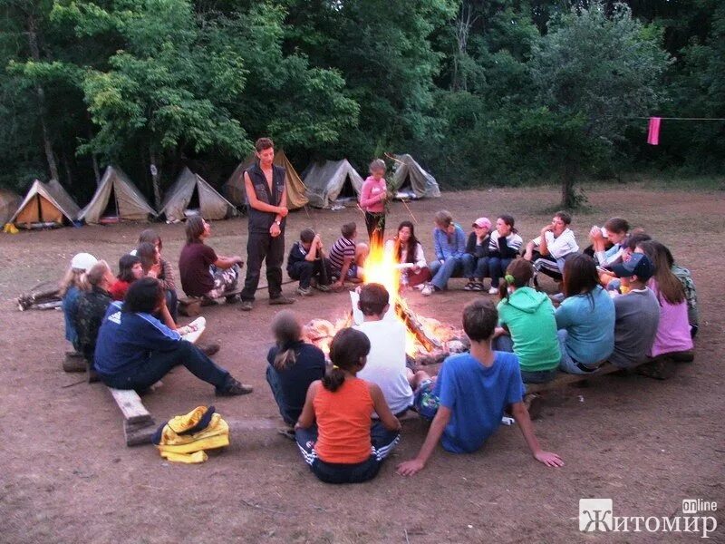 По прибытии на поляну мы разбили лагерь. Туристско-оздоровительные лагеря. Поход в лагере. Палаточный лагерь для детей. Детский лагерь поход.