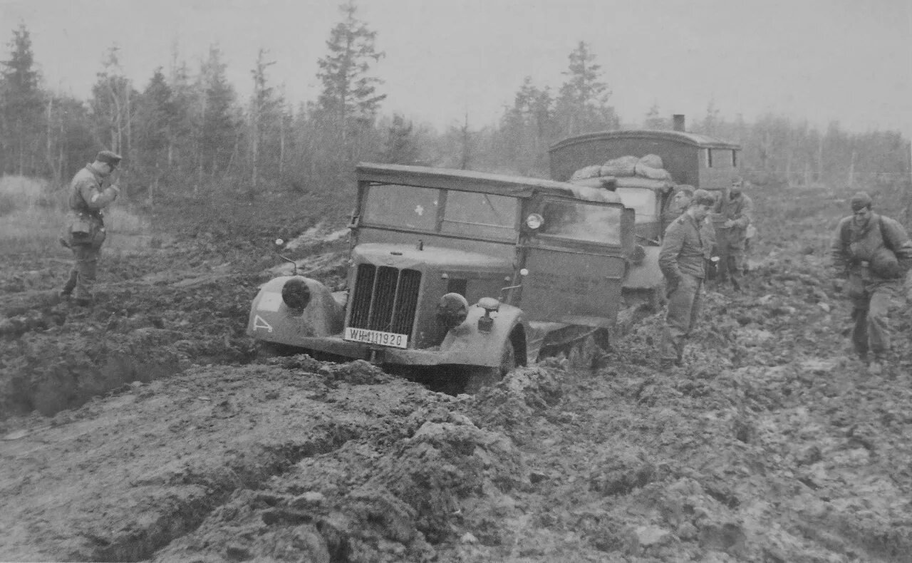 По дорогам военных лет. SD.KFZ 11 вермахта. Октябрь 1941 грязь распутица. Мерседес 1941 Вермахт. Разгромленная немецкая автоколонна 1945.