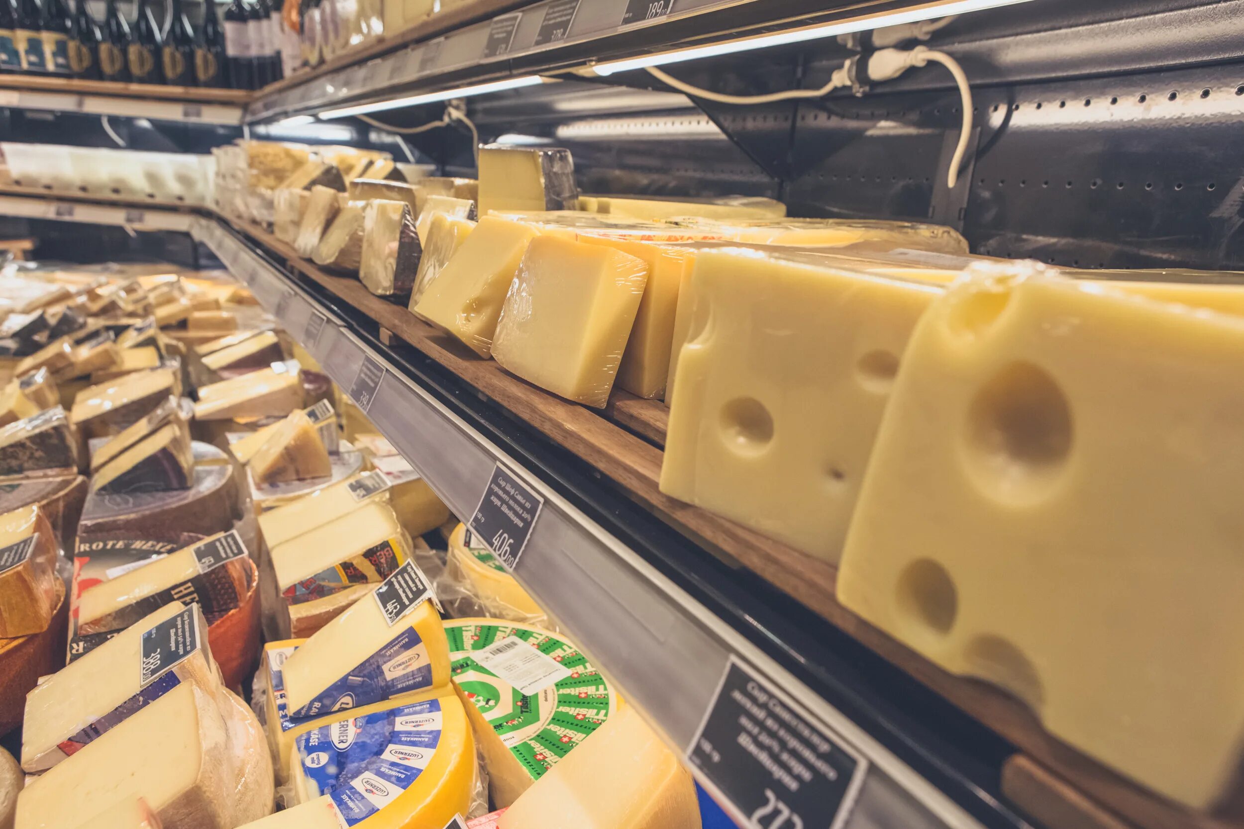 Солонешенский маслосырзавод. Чергинский маслосырзавод продукция. Фасовщица сыров. Упаковка сыра на производстве. Упаковка сыра на производстве.