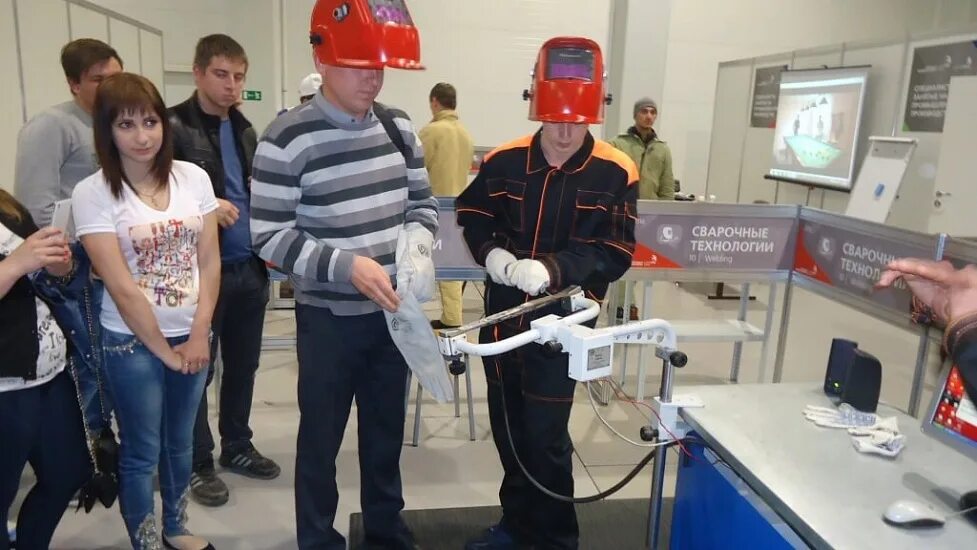 Колледж автомобильных технологий. Уральский техникум автомобильного транспорта. Техникум УРТАТИС Екатеринбург. Уральский техникум автомобильного транспорта и сервиса Екатеринбург. Кат 9 колледж автомобильного транспорта сервис.