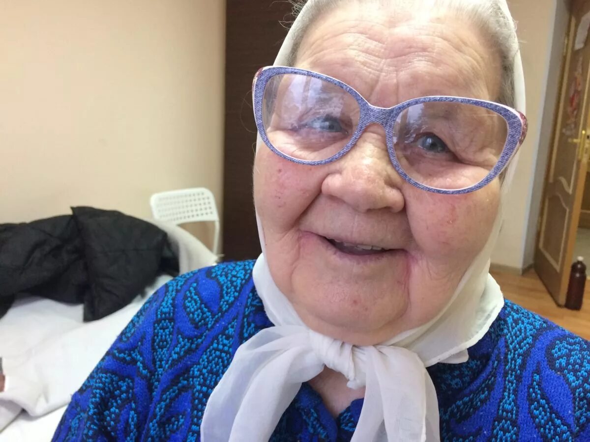 Фото крупно бабушек. Бабушка в очках. Бабушка в ВР очках. Старая бабка в очках. Бабушка в толстых очках.