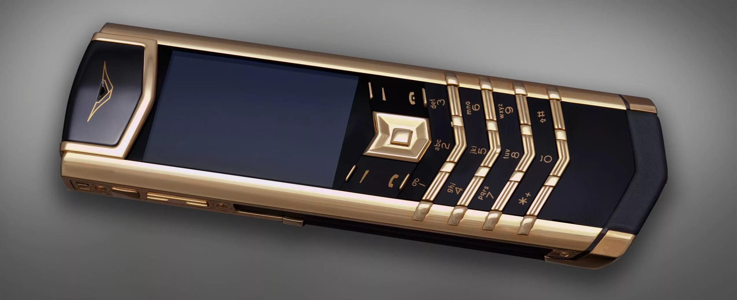 Vertu Signature s Design Gold. Vertu 223 золотой. Верту Голд модель 2008. Vertu смартфон 2022. Купить телефон стал