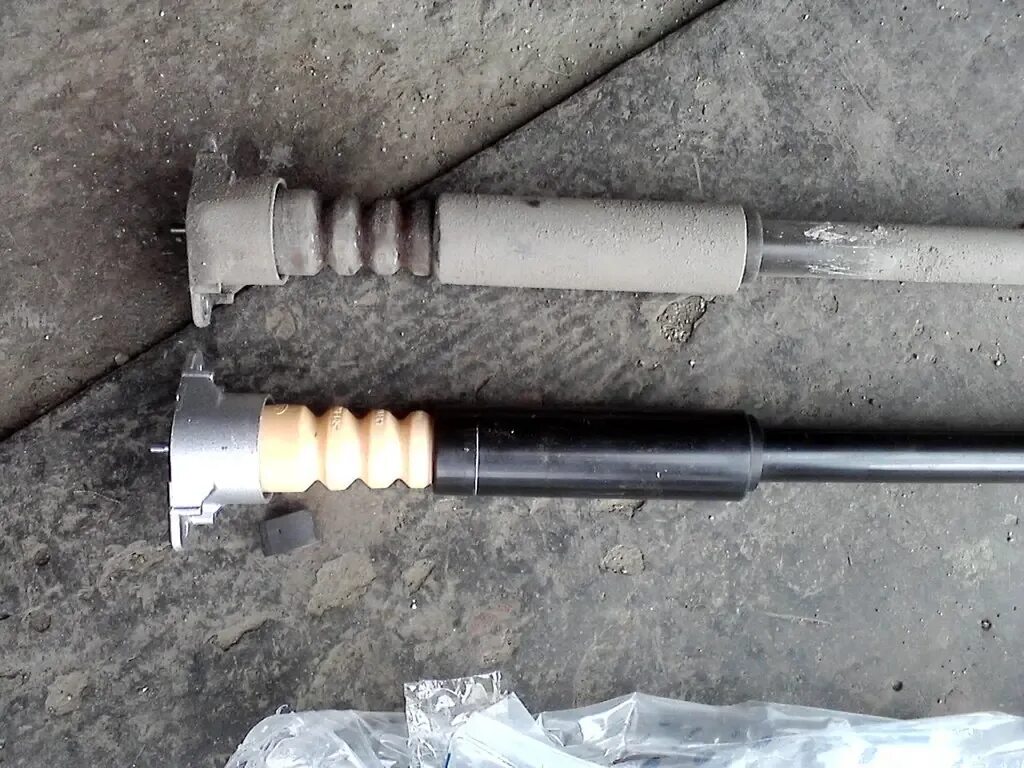 Задние стойки мазда 3. Mazda dd32-28-70xd. D350-28-70xd. Dd32-28-70xc. Dd322870xd.