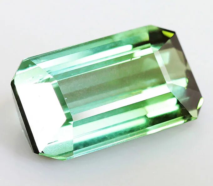 Ахроит турмалин. Турмалин камень бесцветный. Бесцветный турмалин. Бесцветный турмалин. Срез кристалла.