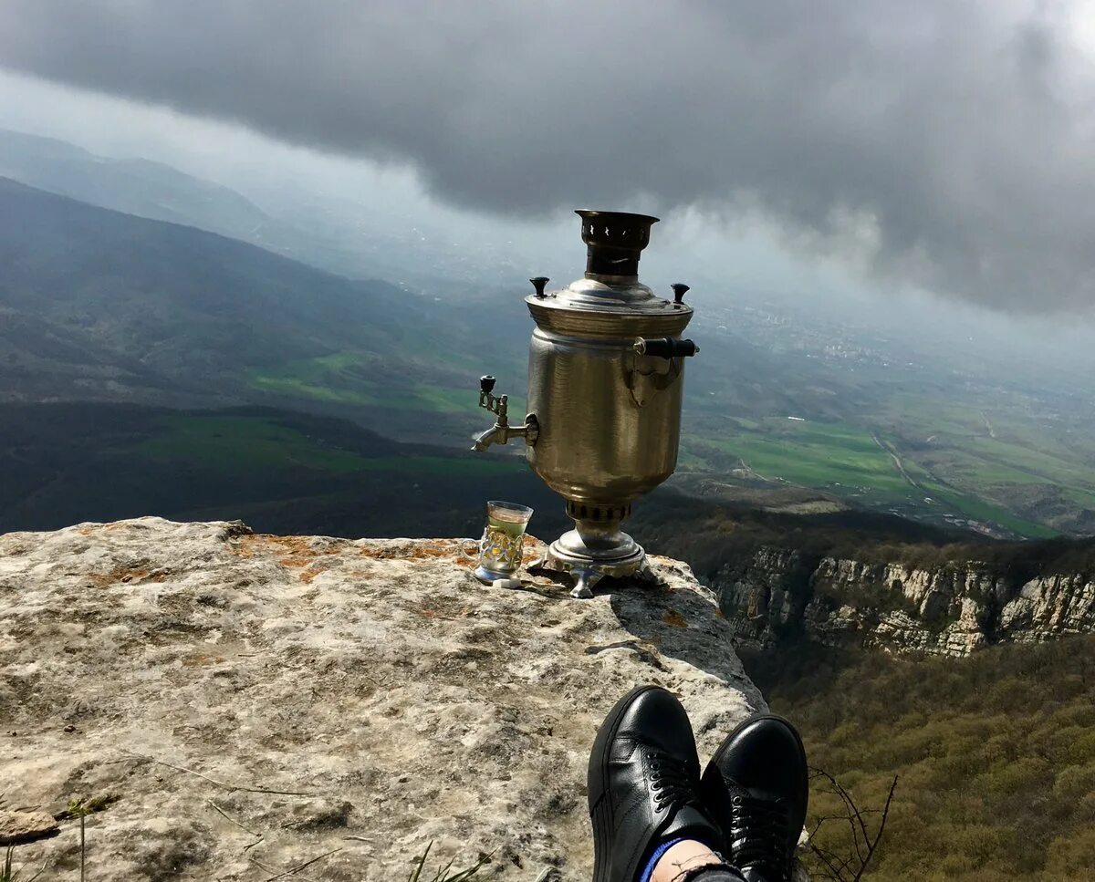 Самовар в горах Ахтынского района. Самовар на природе. Самовар в горах. Самовар чай в горах. Шашлык самовар