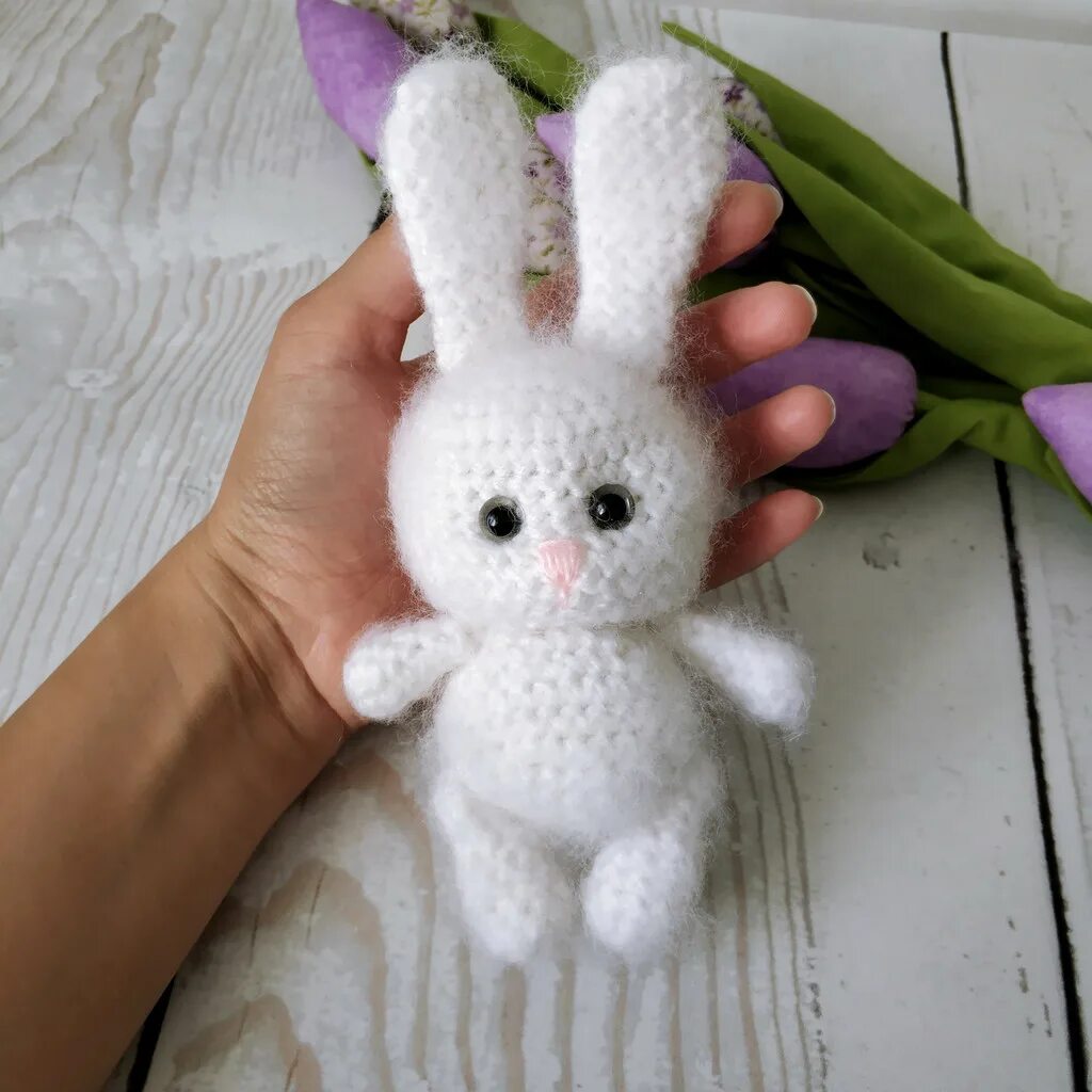 маленькая валяная игрушка. кролик из помпонов. как сделать маленького зайчика. как сделать маленького зайчика. поделка заяц из ваты.