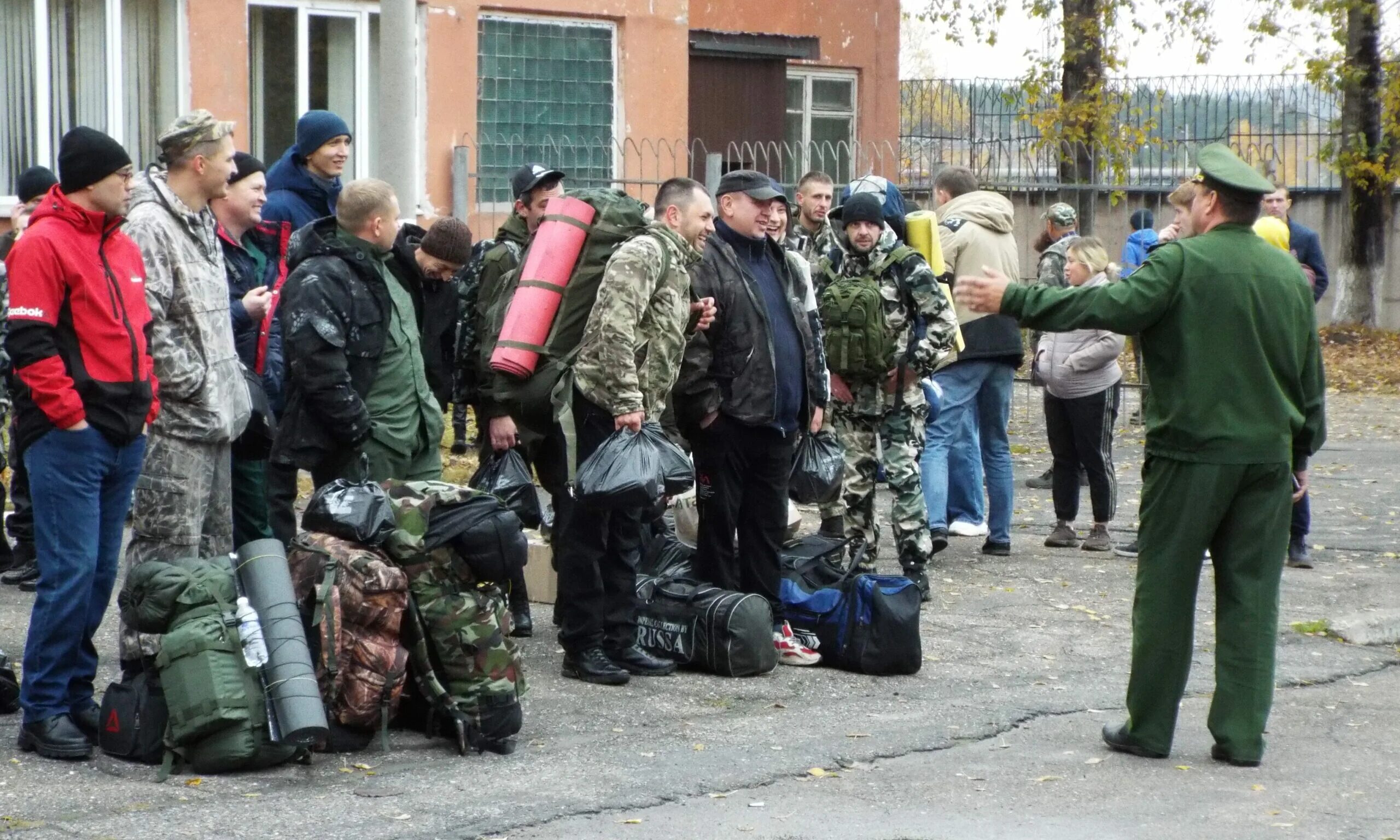 Мобилизованному грозит. Призывной пункт. Мобилизация фото. Мобилизован с рюкзаком. Рюкзак для мобилизации.