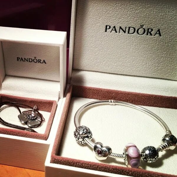 Pandora188. Пандора украшения логотип. Pandora браслет браслет-бэнгл. Пандора украшения логотип. Пандора браслеты реклама.