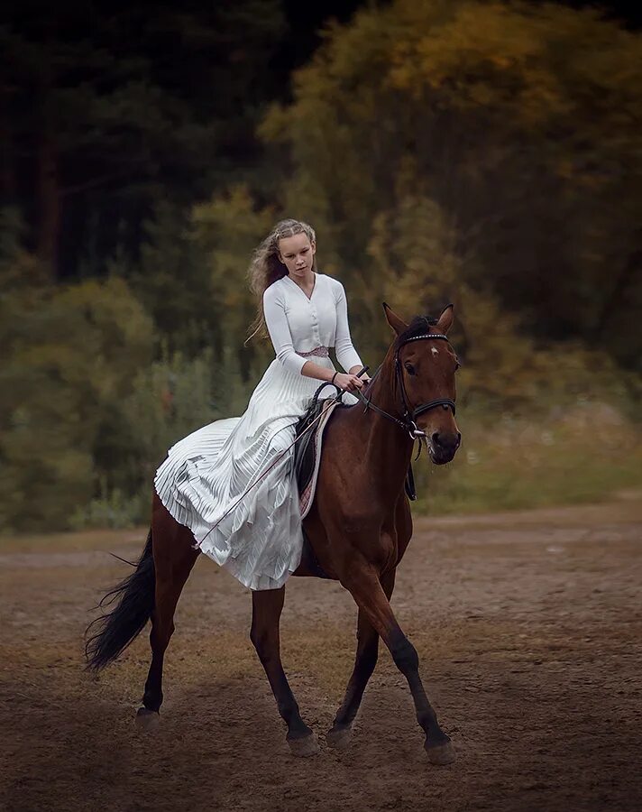 Учительница кони. Фотосессия с лошадью в платье. Девушка верхом на лошади. Девушка в платье на лошади. Девушки наездницы на лошадях.