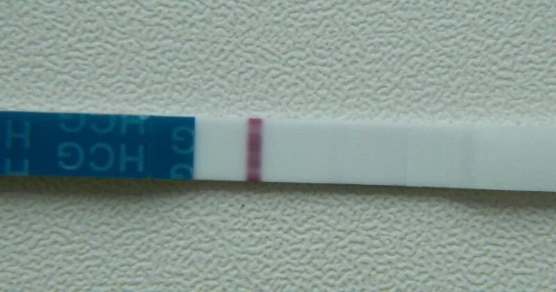 2 полоски на тесте еле видна. Еле видно 2 полоску на тесте на беременность. Тест на беременность еле заметная 2 полоска на тесте. На 16 ДПО тест одна полоска. Тест на беременность с едва заметной второй полоской.