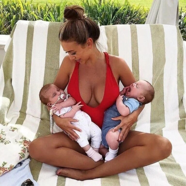 фотограф джейд билл breastfeeding. мама с двумя младенцами. настоящая мама. молодые мамы. дженни льюис первый день жизни.