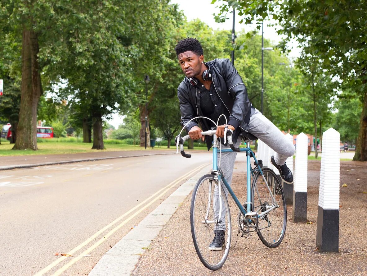 Get on a Bike. Интервальные тренировки на велосипеде. Человек на велосипеде в наушниках. Велосипедист в наушника. Get on the bike