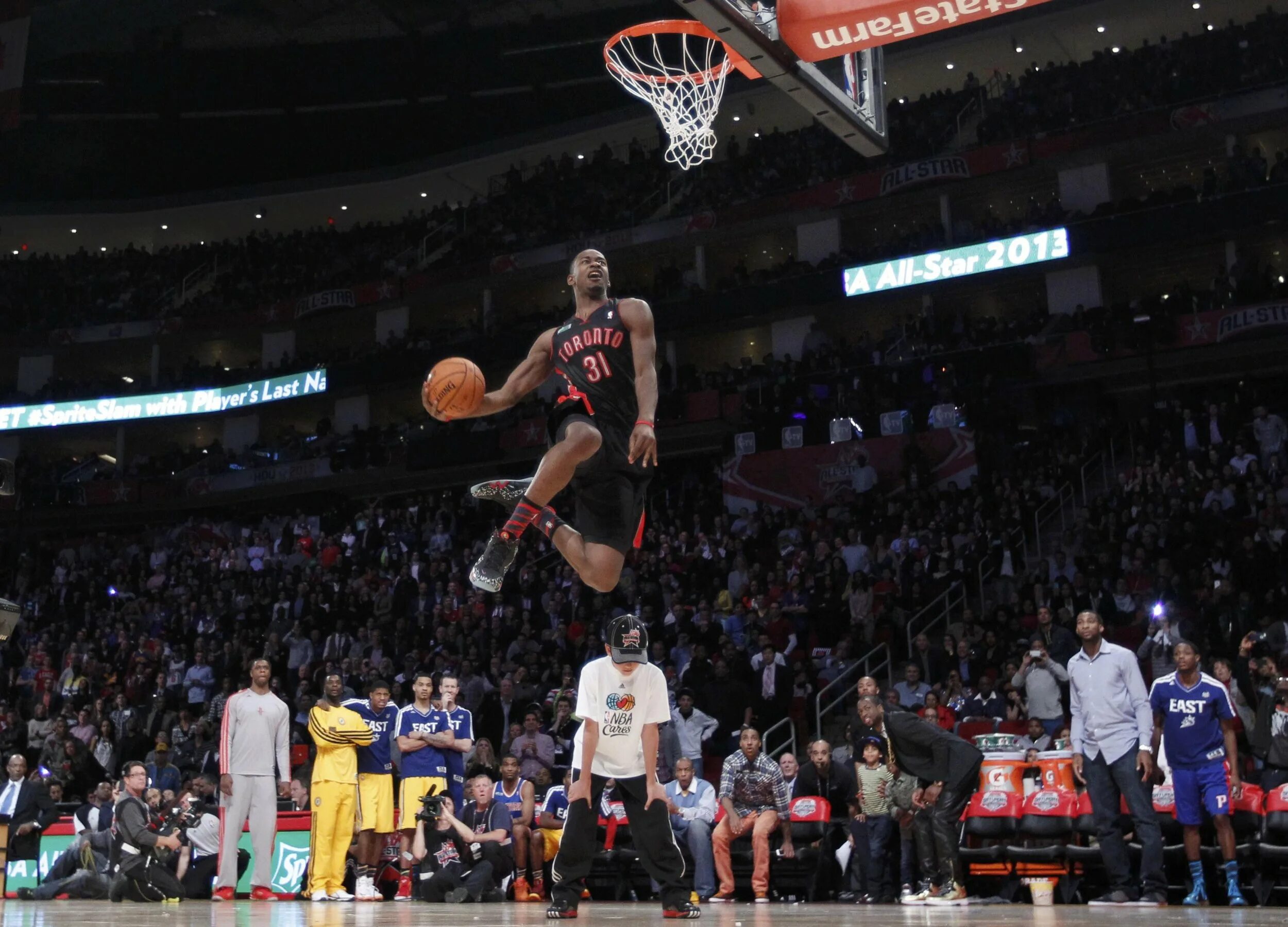 Броски снизу. Кайри Ирвинг данк. Бросок слэм данк в баскетболе. Vince Carter Dunk. Баскетболист Carter Dunk.