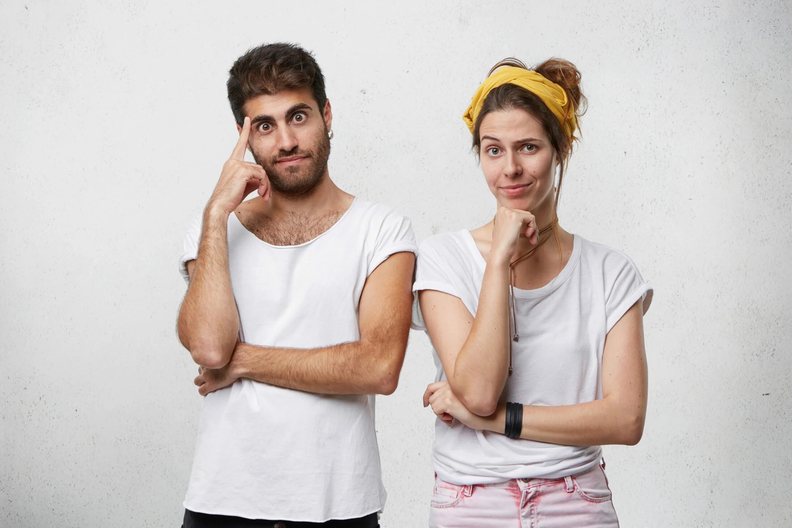 Look at what each person. At 5 o'clock yesterday. 1 ответы. Общение за рубежом. Мужчина и две женщины.