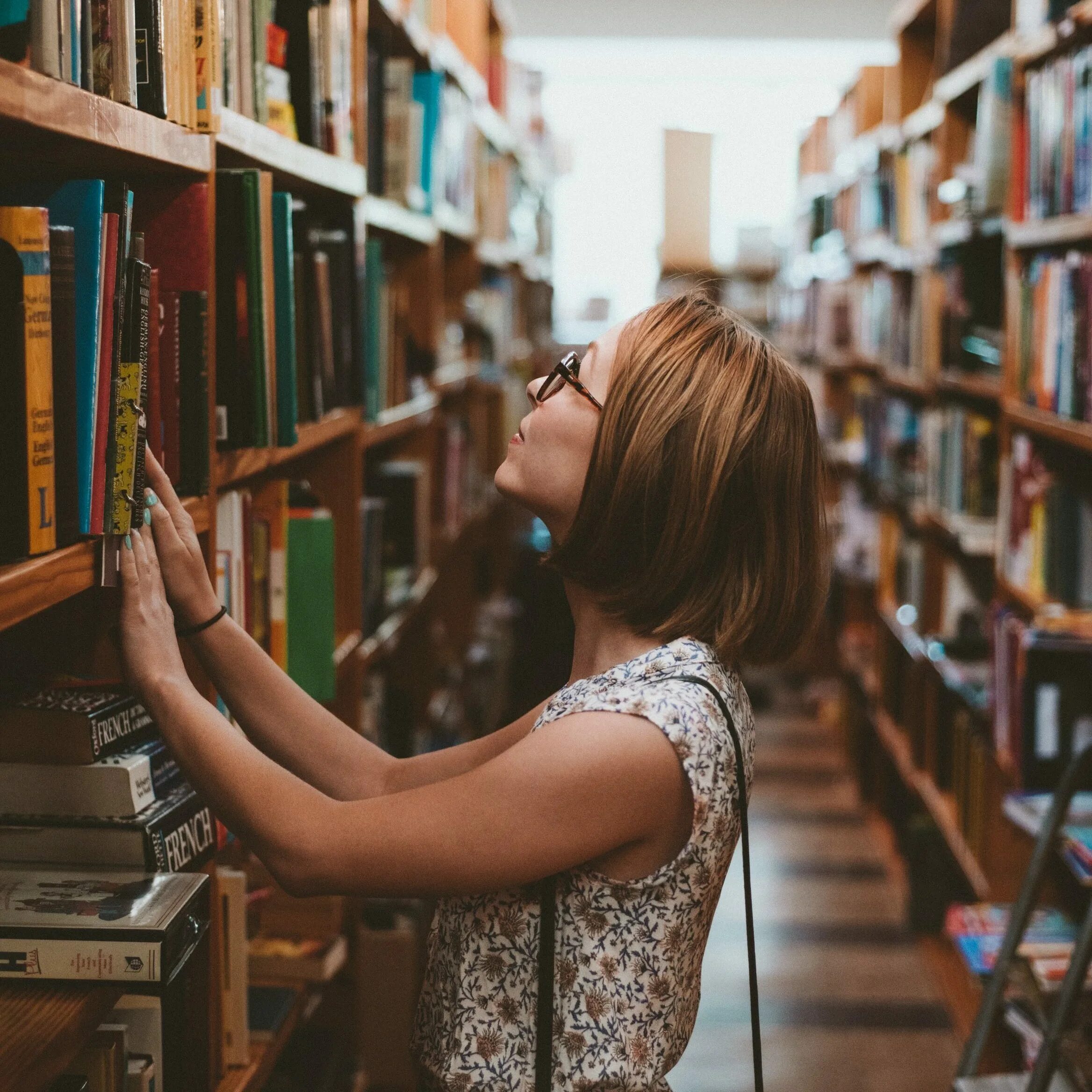 Чтение книг в библиотеке. Девушка в библиотеке. Библиотекарша вверх. Три библиотекарши. Неинтересная книга.