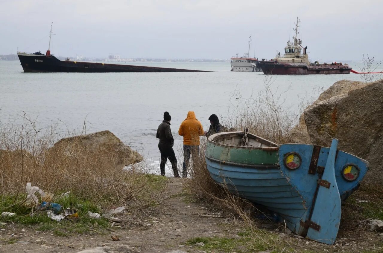Феодосия затонувший сухогруз. Феодосия корабль на мели. Вмс украины севастополь. Затонувший турецкий сухогруз berg. Корабль в феодосию.